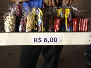 Amendoim é vendido a R$ 6 no Sambódromo do Anhembi, em São Paulo