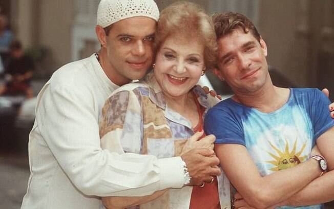 Ele vivia com o secretário Edilberto (Luiz Carlos Tourinho), seu companheiro, e a mãe, dona Maria do Carmo (Eva Todor). Os 3 formavam o núcleo de humor da novela 