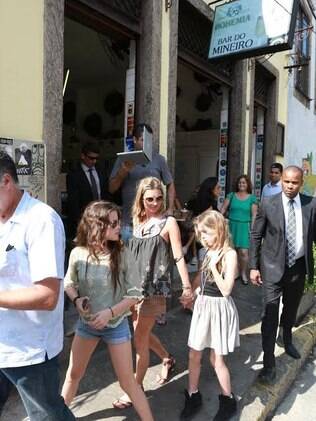 Kate Moss e sua turma na porta do famoso Bar do Mineiro, em Santa Teresa