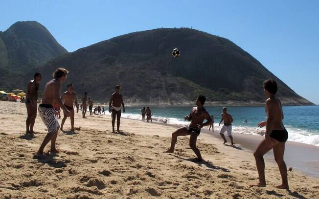 A praia de Itacoatiara é uma das mais belas do litoral de Niterói