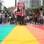 Uma bandeira do movimento gay foi estendida no local do protesto em Salvador. Foto: Ulisses Dumas/BA Press/Futura Press