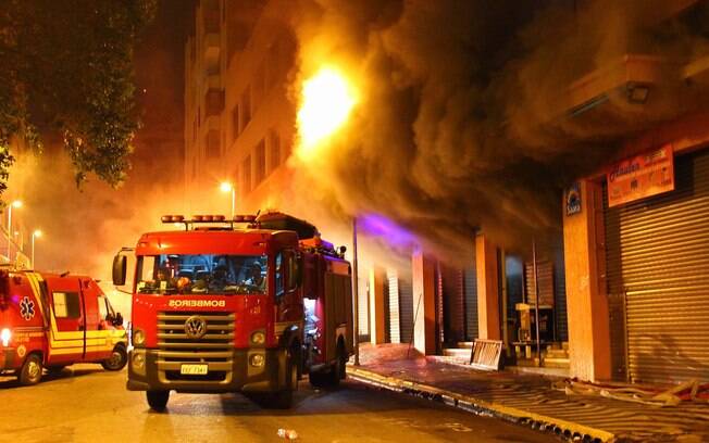 Segundo o Corpo de Bombeiros, o incêndio no centro comercial, na altura do número 1.222, começou às 3h30