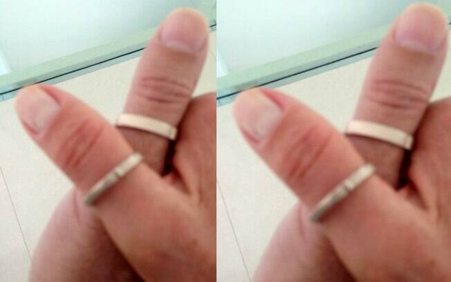 Xuxa compartilhou uma foto em que aparece usando o anel de compromisso que ganhou do namorado
