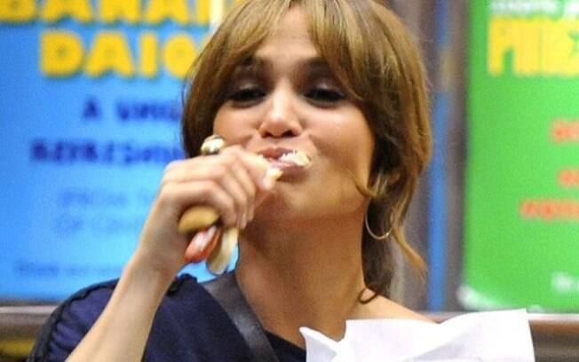 Jennifer Lopez até perdeu a compostura ao se deliciar com um hot dog