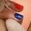 Passe um esmalte azul escuro nas unhas e escolha uma cor contrastante para os anelares. Foto: Fernando Genaro/Fotoarena