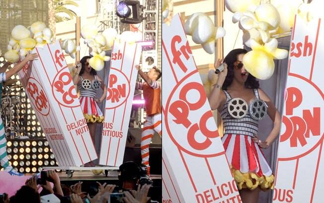 Katy Perry no momento em que o saquinho de pipoca se abre e sai a cantora