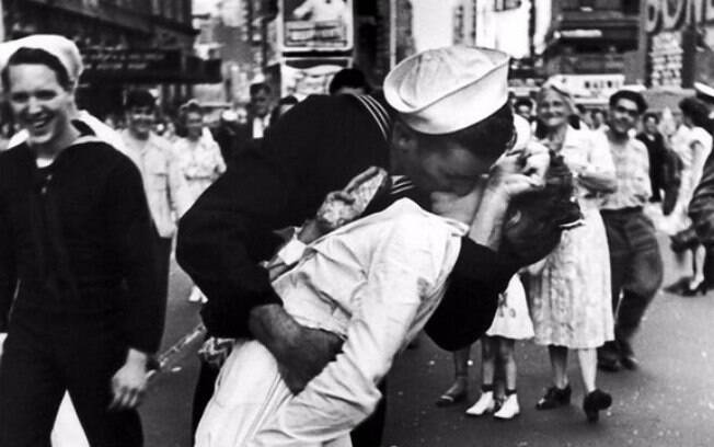 Greta Friedman na famosa foto do beijo em marinheiro