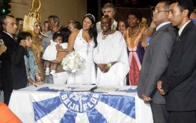 Em fevereiro de 2009, Neguinho da Beija-Flo casou-se com Elaine Reis, com quem já vivia há quatro anos e tem um um filho