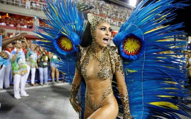 Tapa-sexo de Sabrina Sato fica à mostra após desfile pela Vila Isabel em 2014. Foto: AgNews