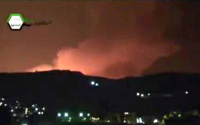 Reprodução de vídeo mostra fumaça e fogo no céu sobre Damasco na madrugada deste domingo (05/05)