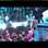 Rihanna pensou que não estivesse sendo filmada no VMA na noite dessa quinta-feira (06) e foi cumprimentar o ex-namorado, Chris Brown. Os dois deram um rápido selinho. Foto: Reprodução/Youtube