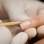 Escolha algumas unhas para aplicar o strass, com a ajuda de um palito de madeira. Foto: Fernando Genaro/Fotoarena