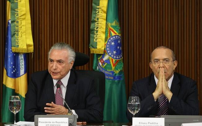 Temer ao lado do ministro da Fazenda, Henrique Meirelles, durante reunião com governadores