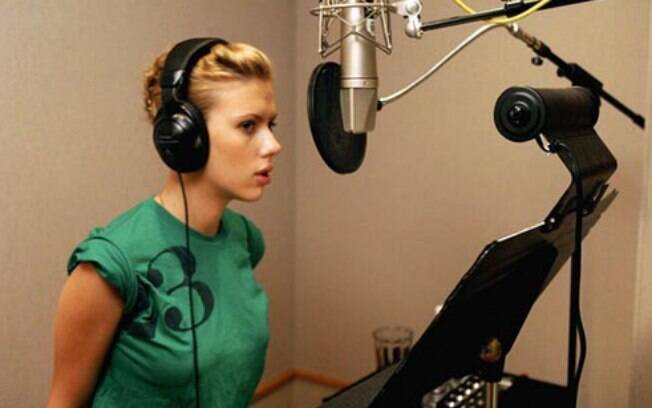Scarlett Johansson de vez em quando gosta de soltar a voz. Já gravou participação no CD 'Break Up', de Pete Yorn e já fez até um show para o AOL Sessions