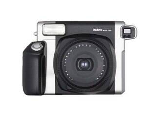 Já a instax Wide 300 conta com recursos semelhantes aos da instax mini 90, e apresenta um tamanho mais robusto por conta das medidas do filme