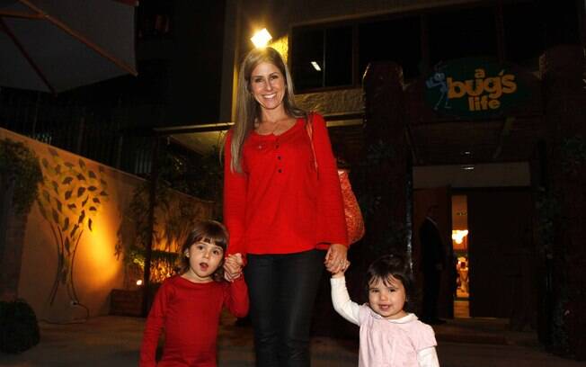 Patricia Maldonado com as filhas Nina e Maitê