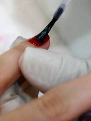 Cobertura extrabrilho faz o esmalte durar mais tempo