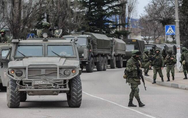 Emblema em veículo e placas de outros carros indicam que tropas são do Exército russo (1/3)
