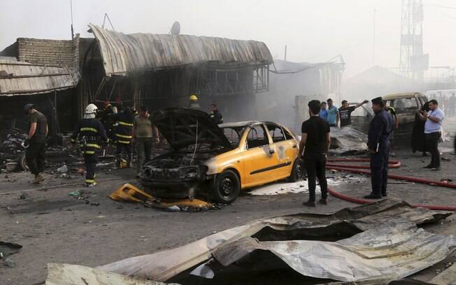 Explosão de carro-bomba em uma zona comercial de Bagdá em abril deste ano
