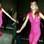 A top foi ao VH-1Vogue Fashion Awards (2000), em Nova York, com vestido rosa despontado. Destaque para o acessório nos braços e para a sandália com amarração no tornozelo. Foto: Getty Images
