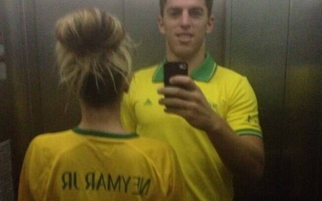 Amaury Nunes, namorado de Danielle Winits postou uma foto do casal pronto para ir ao estádio