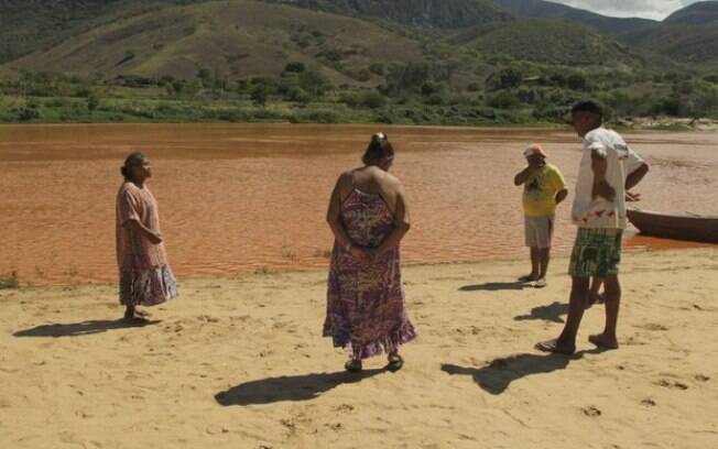 Índios krenak, em Resplendor (MG), fazem orações após o mar de lama que inundou o Rio Doce