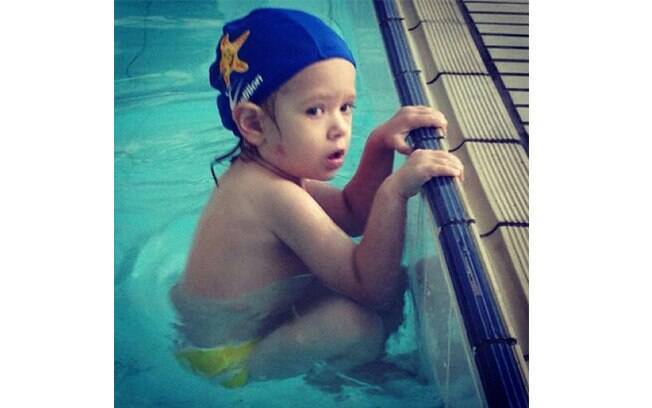 Adriane Galisteu mostrou o filho, Vittorio, na aula de natação neste sábado (8): "Olha meu peixinho aí. Com o papai Alexandre Iódice na natação! Amo tanto"