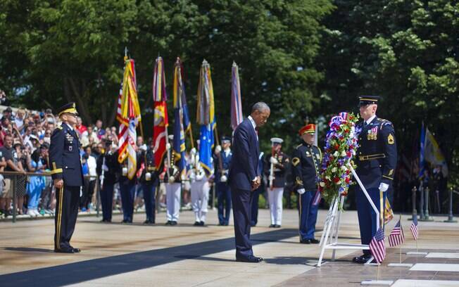 O presidente Barack Obama faz pausa durante a cerimônia que coroa com flores túmulo de soldado desconhecido no Memorial Day, EUA