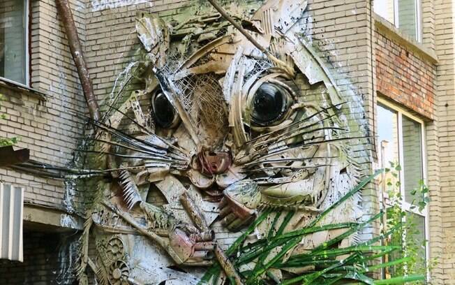 Artur Bordalo cria esculturas de animais a partir de objetos qe viraria lixo