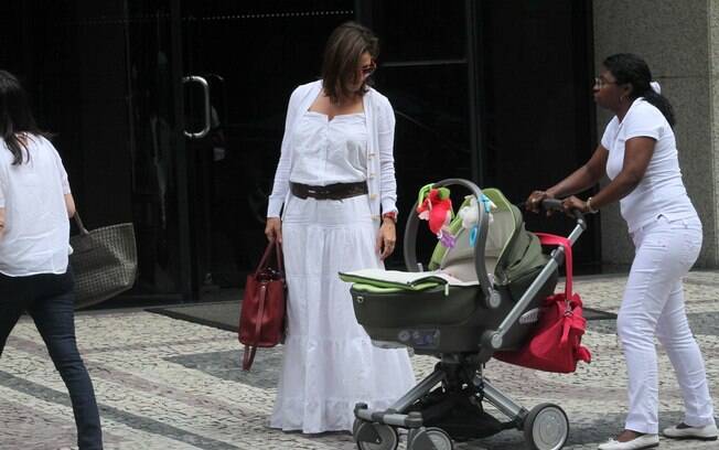 Guilhermina Guinle passeia no Rio com a filha pelas ruas do Rio