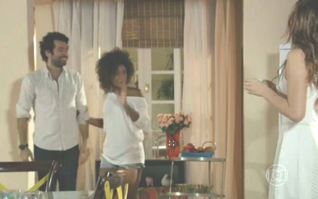 Em 'Em Família', Luiza (Bruna Marquezine) foi apresentada a Vitor (Gustavo Machado) pela prima Alice (Erika Januza)