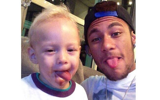 Neymar compartilhou uma foto nesta quarta-feira (27) em que aparece brincando ao lado do filho, Davi Lucca, de um ano e meio 