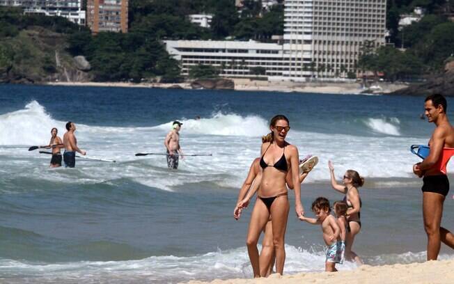 A atriz levou o filho, João Guilherme, para se divertir na praia