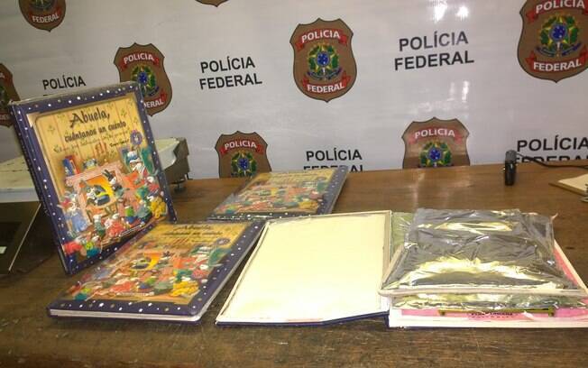 Dentro dos 4 livros, em todas as capas, havia embalagens aluminizadas contendo cocaína pura