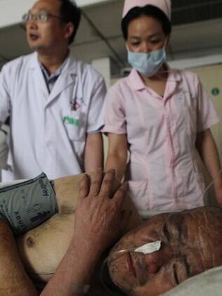 Vítima do incêndio recebe tratamento em hospital de Pingdingshan, centro da Província de Henan, China