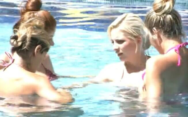 Clara elogiou os seios de Vanessa na piscina