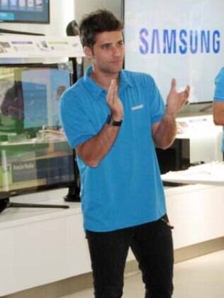 Bruno Gagliasso vai a inauguração de loja em shopping paulistano