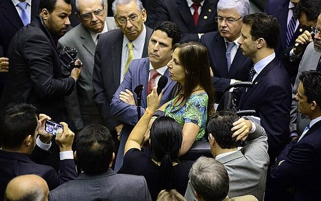 Num ato de revolta, deputados protestaram contra Cunha. Mara Gabrilli perguntou ao peemedebista: