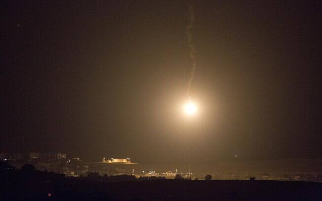 Iluminador do Exército de Israel explode sobre a fronteira entre Israel e Gaza (7/7)