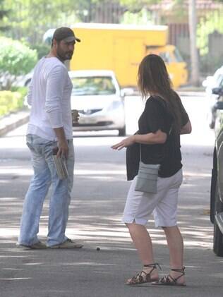 Vanessa Lóes e Thiago Lacerda passeiam com os filhos