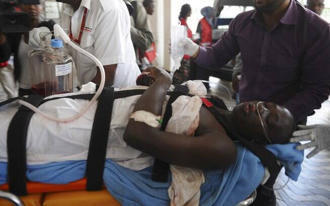 Médicos ajudam ferido no hospital nacional Kenyatta em Nairobi, Quênia