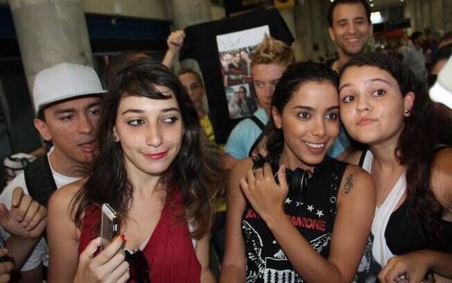 Anitta dá atenção ao fãs após desembarcar no Rio 