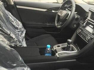 Interior do Civic 1.0 Turbo revela detalhes como a alavanca do câmbio manual e o acabamento mais simples do que de outras versões