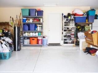 Caixas, prateleiras e armários ajudam a organizar a bagunça na garagem