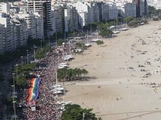 Parada LGBT do Rio coloriu a orla de Copacabana neste domingo (17)