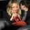 Cameron Diaz foi ajudada por uma amiga ao deixar um bar em Londres ao qual foi com Jude Law, em 2009. Foto: Grosby Group/ SplashNews