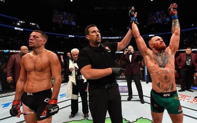 Conor McGregor bateu Nate Diaz, mas lesionou pé esquerdo Conor McGregor bateu Nate Diaz, mas lesionou pé esquerdo