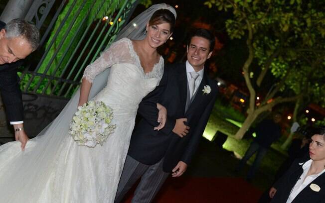 Luma Costa e Leonardo Martins, que se casaram em 2012, anunciaram que a atriz está grávida de um mês