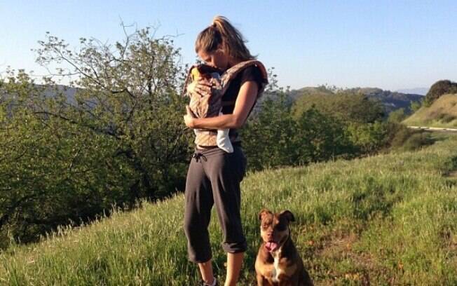 Gisele Bundchen com Vivian Lake e a cadela Lua, em foto compartilhada  no Instagram