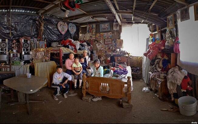 O bairro de San Juan Tapecoculco, no México, foi o cenário escolhido para retratar a dona de casa Yesenia Campos Arenas e sua família. Foto: Andy Goldstein 